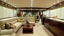 Luxury charter yacht Emerald Lady - salon.png